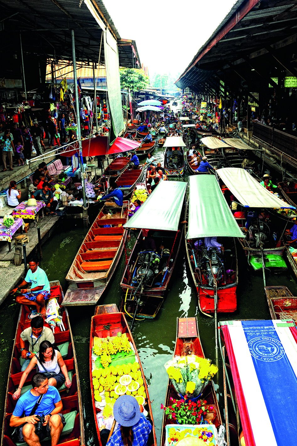 Wooden boats with vendors at Damnoen Saduak floating market, Ratchaburi