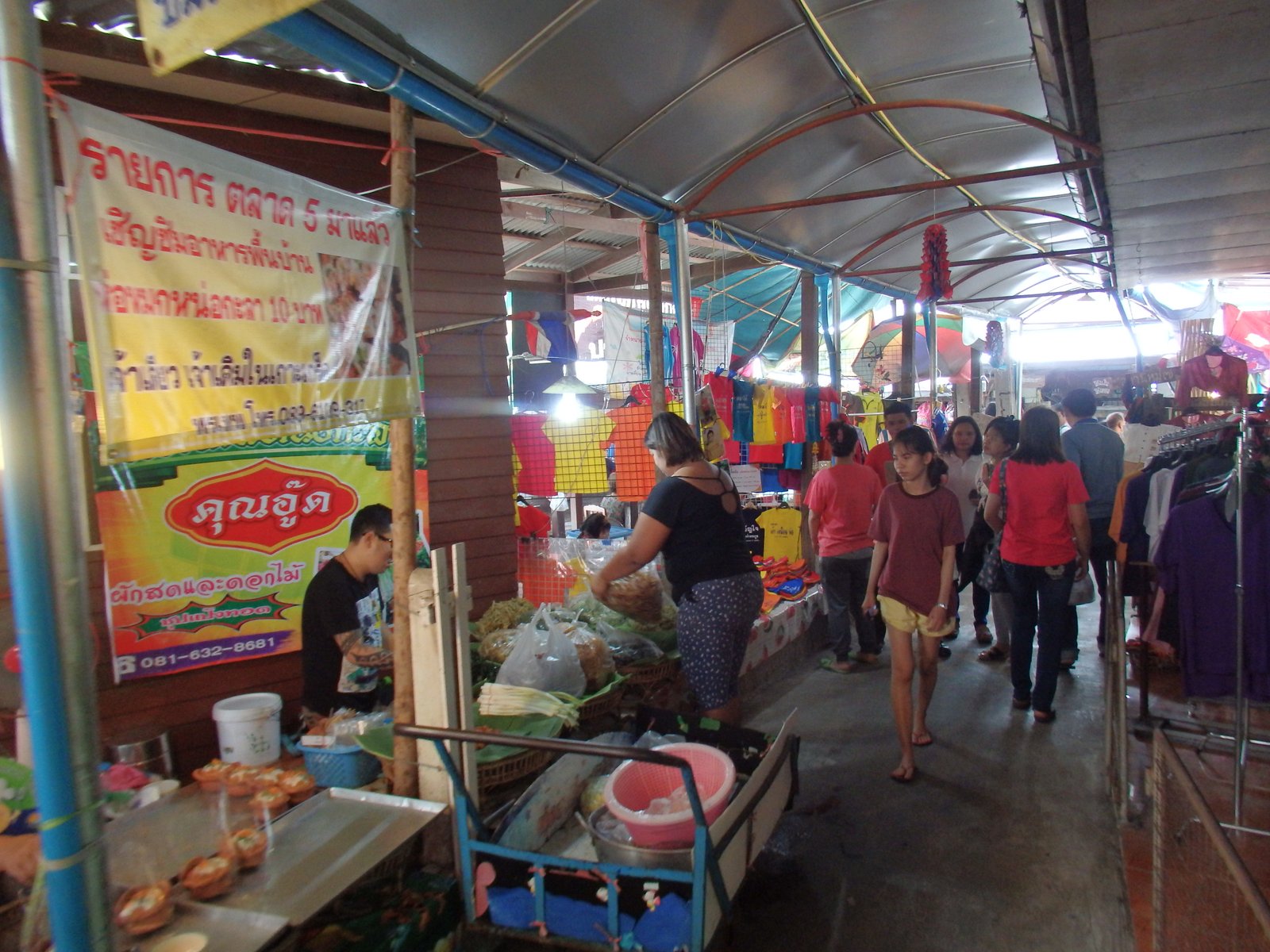 Riverside temple and stilt houses on Koh Kret pottery island, Nonthaburi