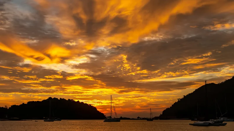 3 Days in Phuket Itinerary (2026): Beach, Phi Phi, Old Town