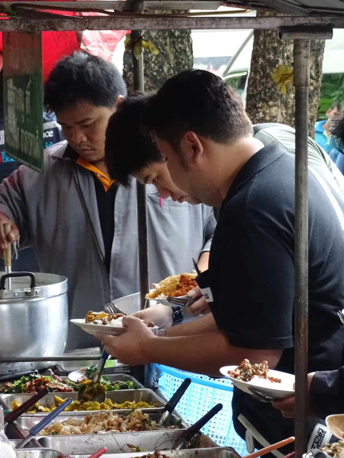Bangkok street scene, the kind of surplus-room city where waiting to book can pay off