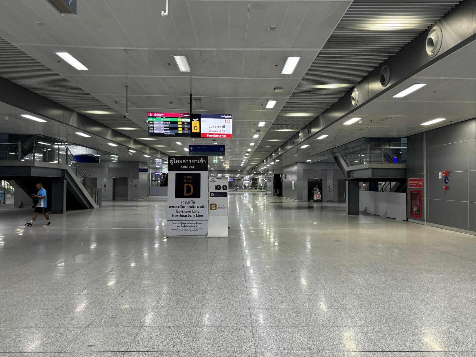 Concourse level at Krung Thep Aphiwat Central Terminal, where express trains to Ayutthaya depart